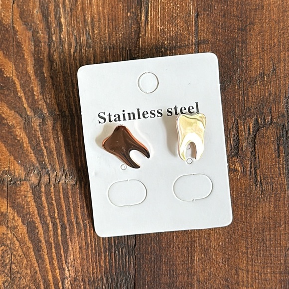 Tooth Earring - Picture 3 of 3